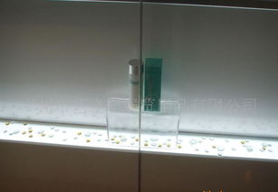 展柜批發(fā)零售一站式采購指南 廠家直銷價(jià)格、貨架選擇與化妝品展架搭配技巧